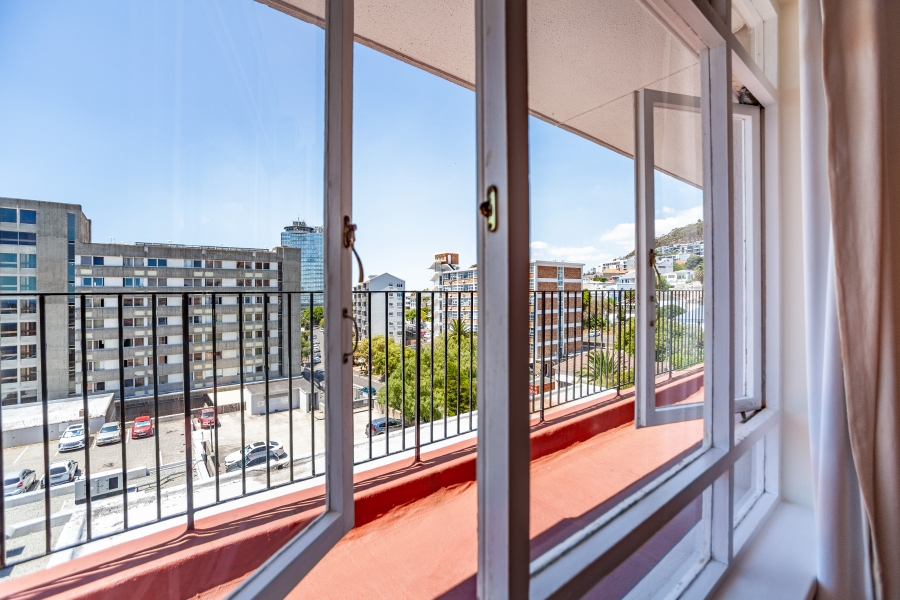 To Let 1 Bedroom Property for Rent in Sea Point Western Cape